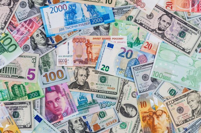 У якій валюті зберігати гроші в Україні?